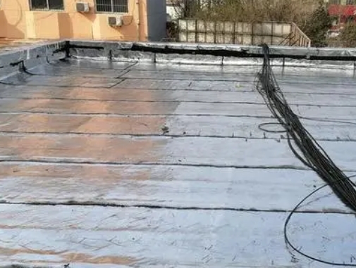 廊坊卫生间漏水维修公司分享下廊坊屋面楼顶防水刚性防水层施工要点。
